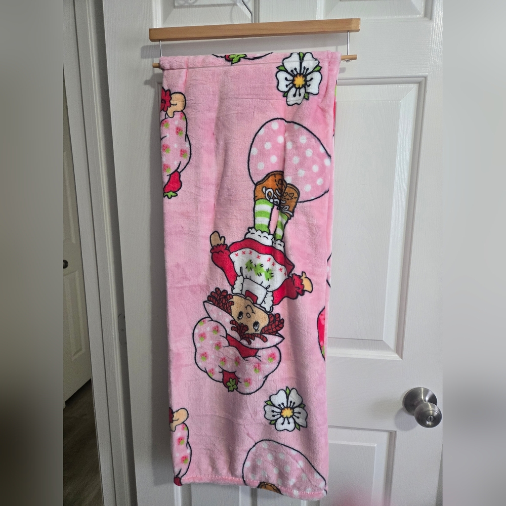 Strawberry Shortcake Pink Blanket - Picture 2 of 5